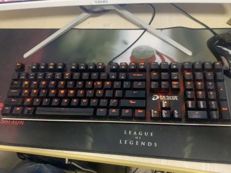 电竞馆不做几十套西伯利亚电竞键盘，青光轴，原价359一套，一切正常完好，已测试消毒好，灯光可调节可关闭，喜欢的可以直接下单，不讲价。